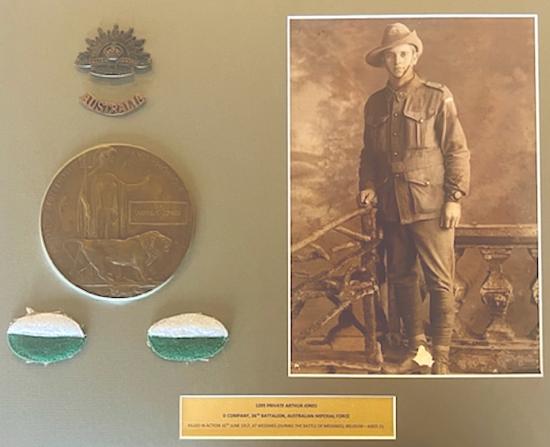 WW1 MEMORIAL PLAQUE TO AUSTRALIAN (A.I.F) PRIVATE ARTHUR JONES