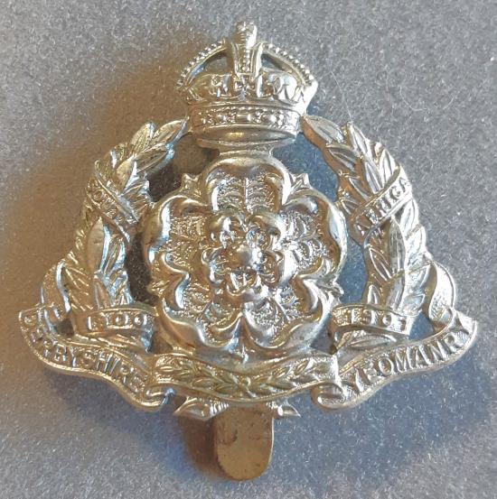 BRITISH The Derbyshire Yeomanry (Dragoons) White Metal Hat Badge (KK1442)