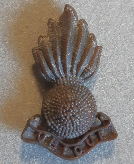 BRITISH WW2 Plastic Hat Badge – Royal Regt. Of Artillery (Chocolate Brown)