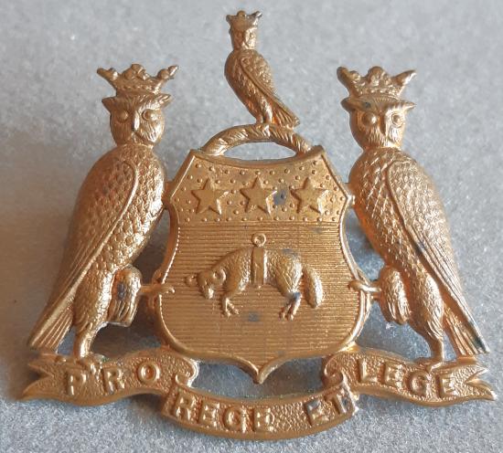 BRITISH - The PWO West Yorkshire Regiment (Leeds Pals) Gilding Metal Badge (KK1147)