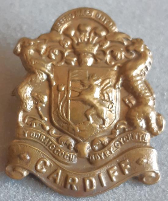 BRITISH - The Welsh Regiment (16th Battalion Cardiff Pals) Gilding Metal Badge (KK1150)