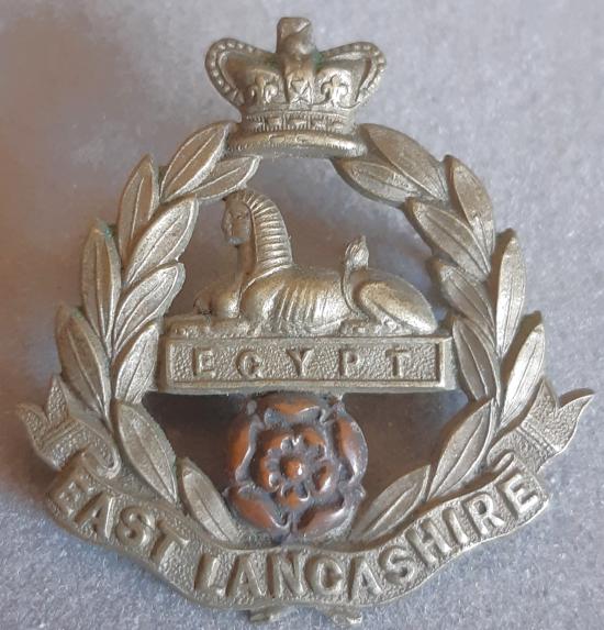 BRITISH - The East Lancashire Regiment QVC Bi-Metal Hat Badge (KK637)