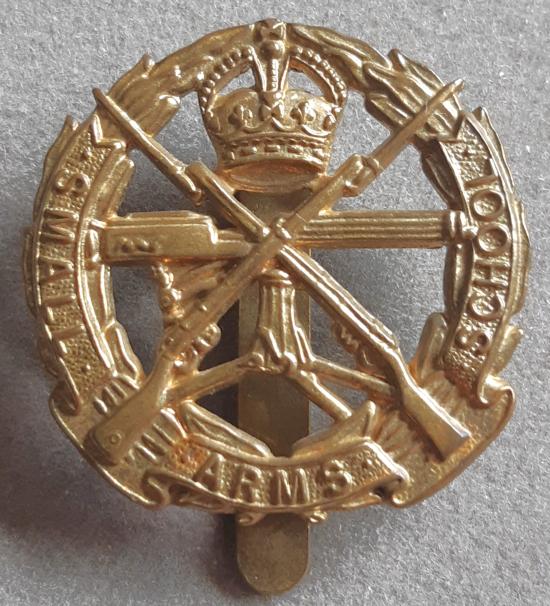 BRITISH - Small Arms School K/C Gilding Metal Hat Badge (KK2140)