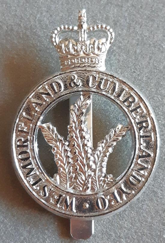 BRITISH - The Westmoreland & Cumberland Yeomanry Anodised Hat Badge (KK2356)