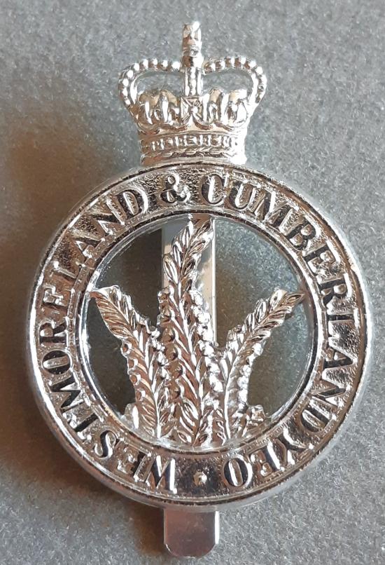 BRITISH - The Westmoreland & Cumberland Yeomanry Anodised Hat Badge (KK2356)