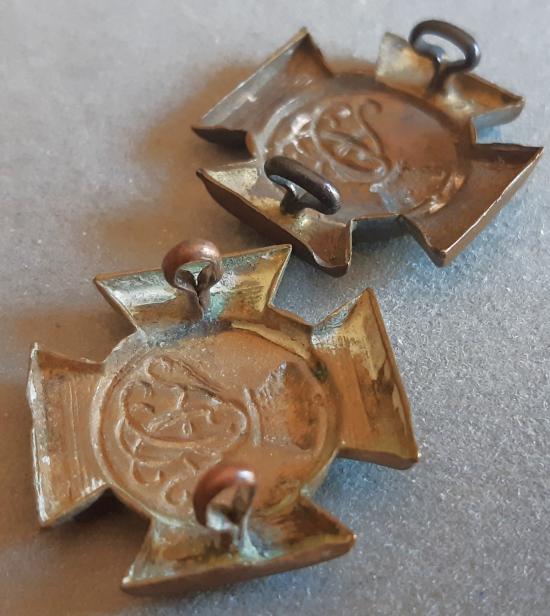 BRITISH - The Wiltshire Regiment Pair Gilding Metal Collar Badges (Churchill 1502)