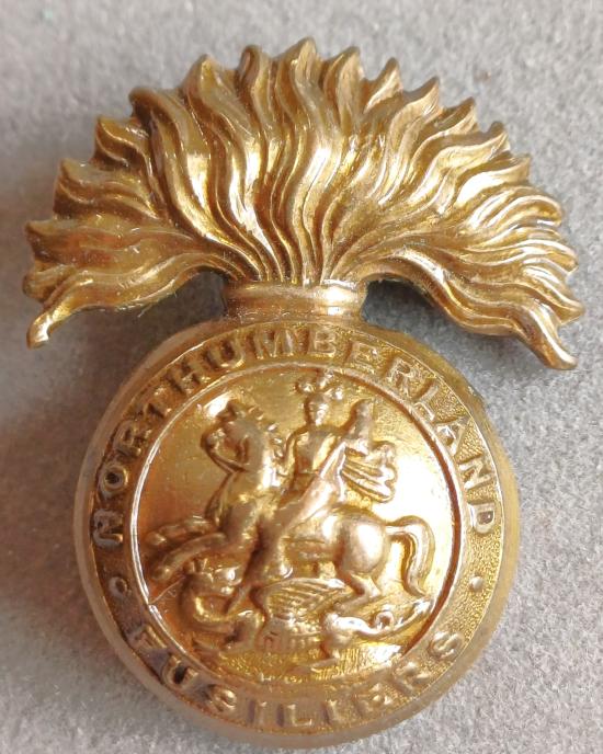 BRITISH - The Northumberland Fusiliers G/M Grenade Badge (WW1)
