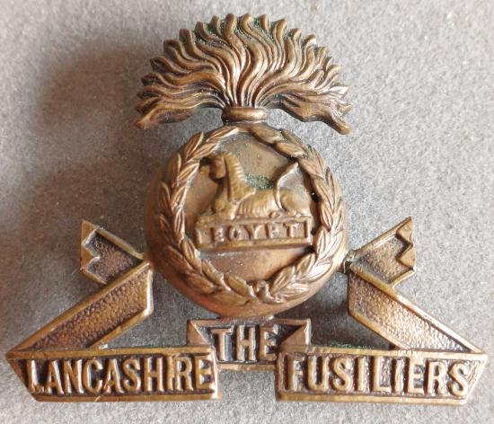 BRITISH - Lancashire Fusiliers Bronze Hat Badge (KK618)
