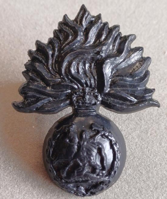 BRITISH - Royal Regt. of Fusiliers Q/C Black Plastic Combat Beret Badge