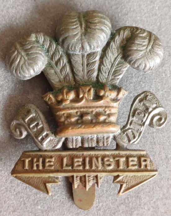 BRITISH - The Leinster Regt. Bi-Metal Hat Badge (KK 700)