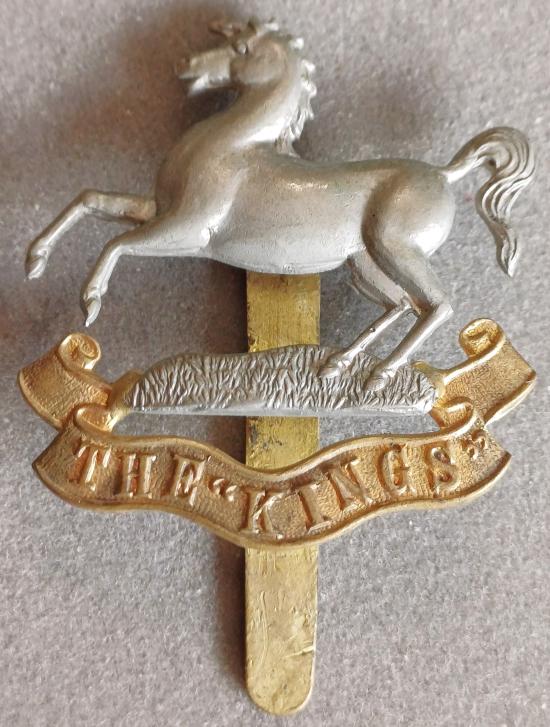BRITISH - The King's (Liverpool Regiment) Bi-Metal Hat Badge (KK 598)